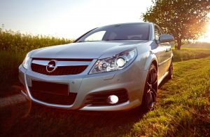 Opel: Debutta la Nuova Grandland, Mentre il Futuro Elettrico Sfreccia al Lausitzring